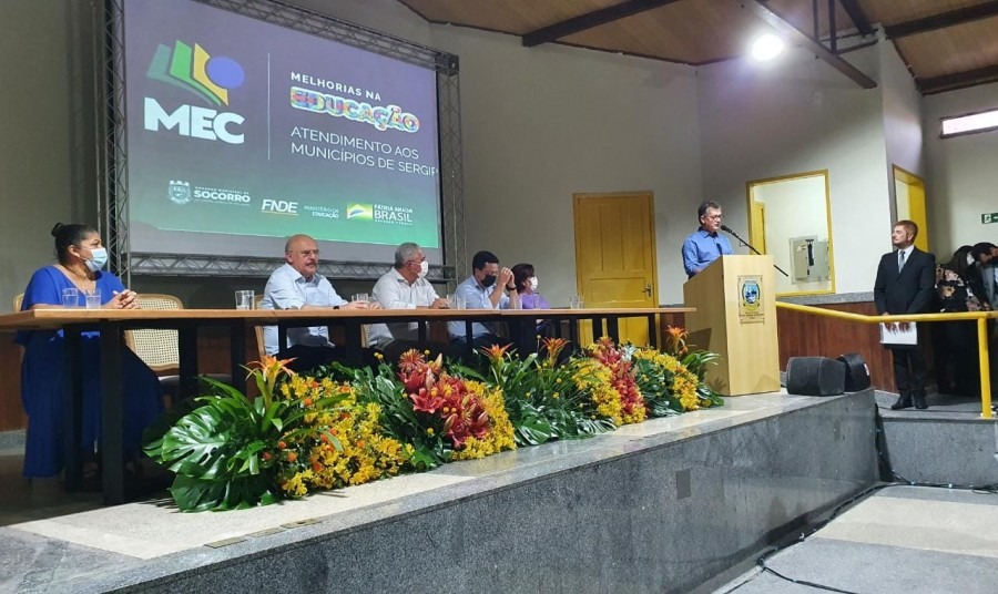 A convite de Laércio Oliveira, ministro da Educação e presidente do FNDE participam de reunião com prefeitos sergipanos