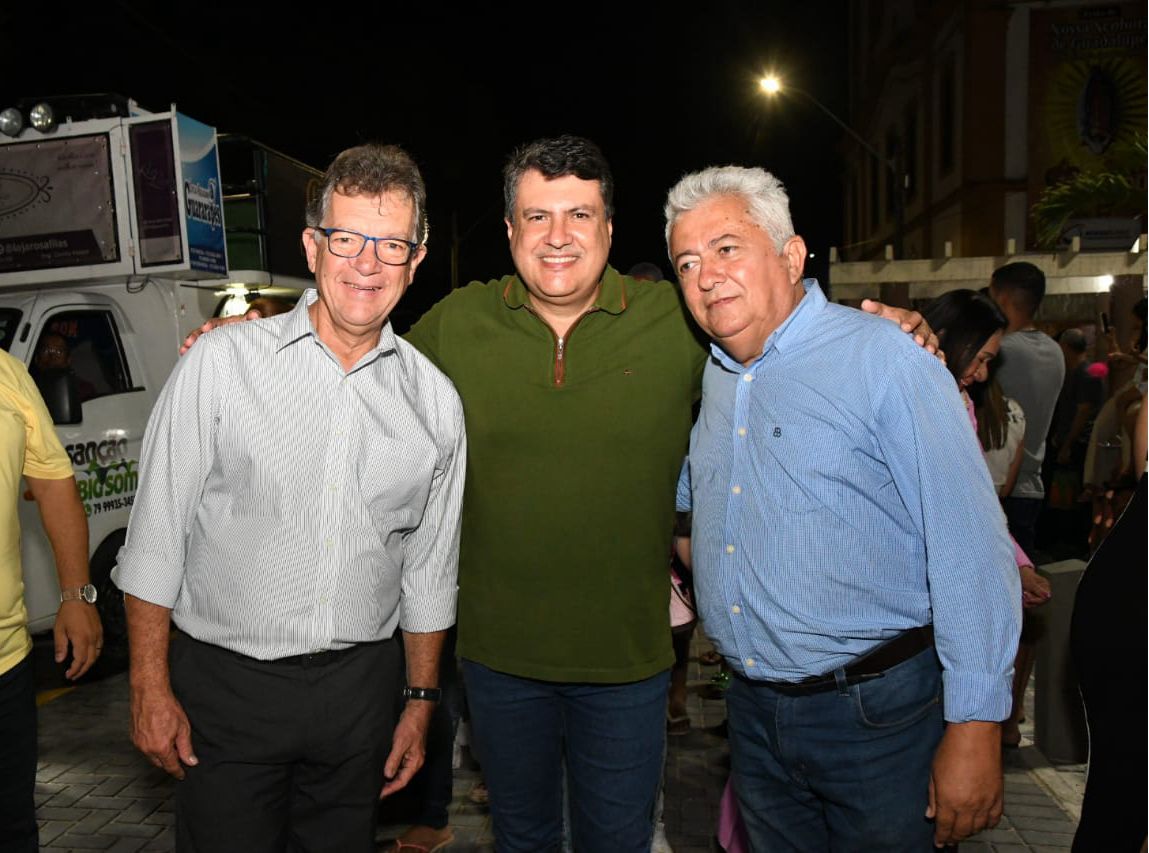 Senador Laércio Oliveira acompanha desfile de Natal em Estância