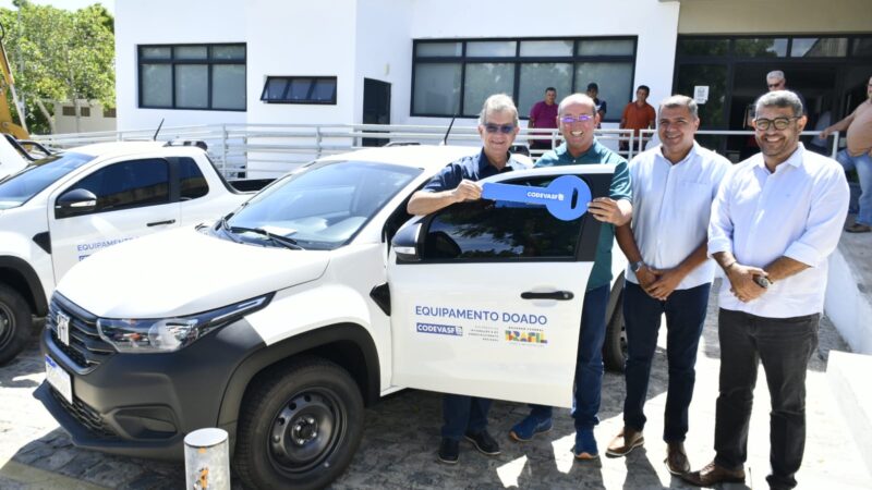 Senador entrega veículos e retroescavadeira para Riachão do Dantas e o Baixo São Francisco