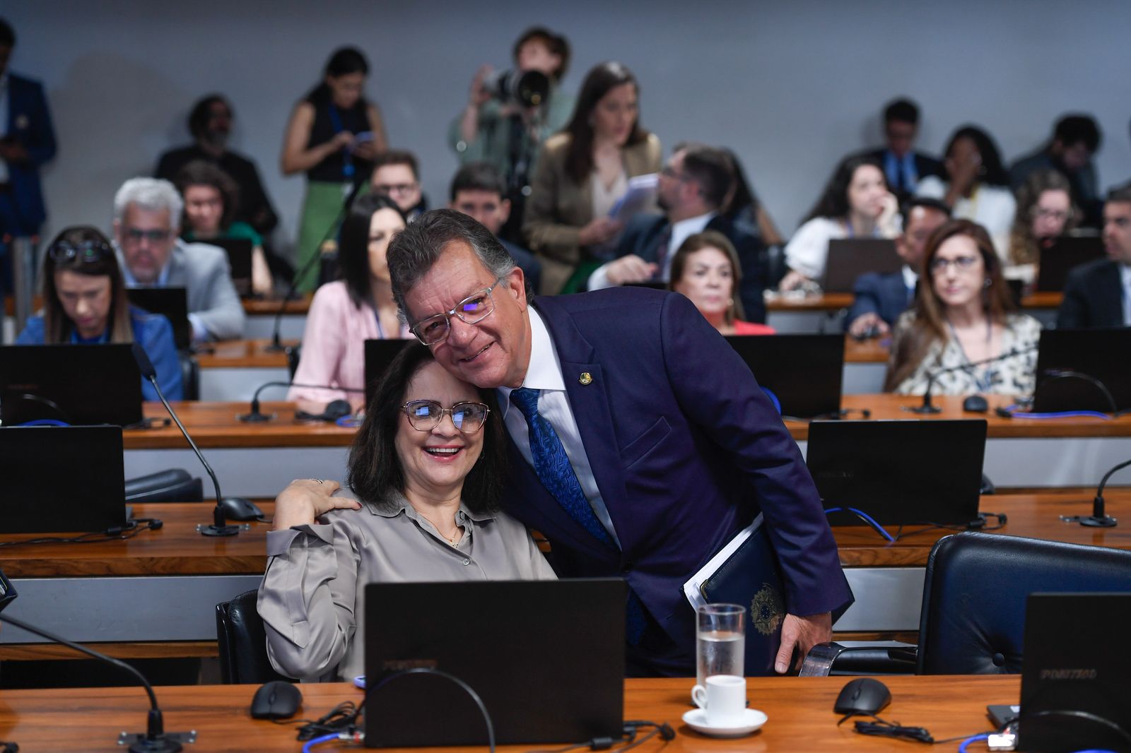 Senador Laércio Oliveira homenageia Damares Alves na posse da Comissão de Direitos Humanos